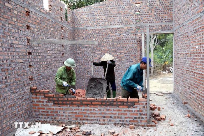 Nhiều căn nhà kiên cố thay thế những căn nhà tạm, nhà dột nát. (Ảnh: Quang Cường/TTXVN)