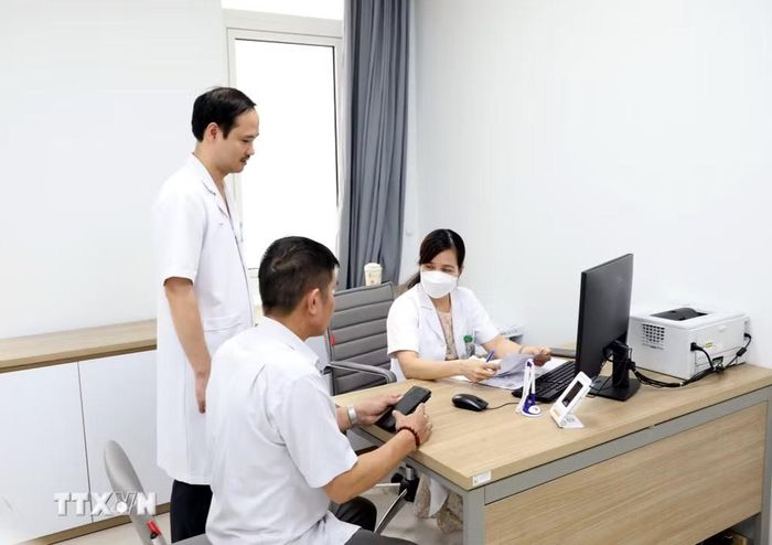 Bác sỹ Bệnh viện Bạch Mai cơ sở Ninh Bình khám cho bệnh nhân. (Ảnh: Thanh Tuấn/TTXVN)