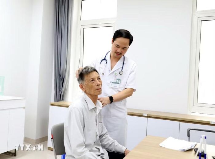 Tiến sỹ, bác sỹ Hoàng Trung Dũng, Phó Trưởng khoa Khám bệnh, Bệnh viện Bạch Mai khám cho bệnh nhân tại Bệnh viện Bạch Mai cơ sở Ninh Bình. (Ảnh: Thanh Tuấn/TTXVN)