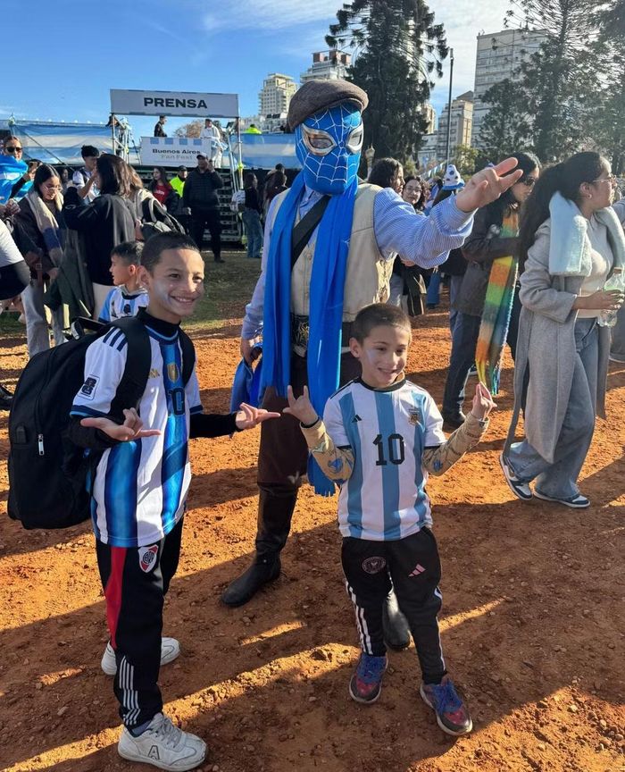 Các cổ động viên nhí Argentina. (Ảnh: Diệu Hương/TTXVN)