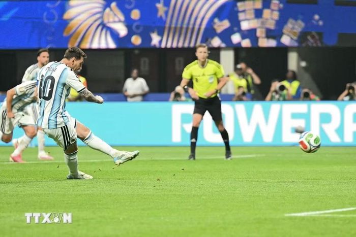 Messi sút hỏng quả phạt đền thứ 2 tại World Cup 2026. (Ảnh: AFP/TTXVN)