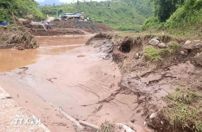 Lũ lên cao khiến một số khu vực hai bên suối Nậm Cuổi của xã Nậm Mạ bị sạt lở. (Ảnh: Nguyễn Oanh/TTXVN)