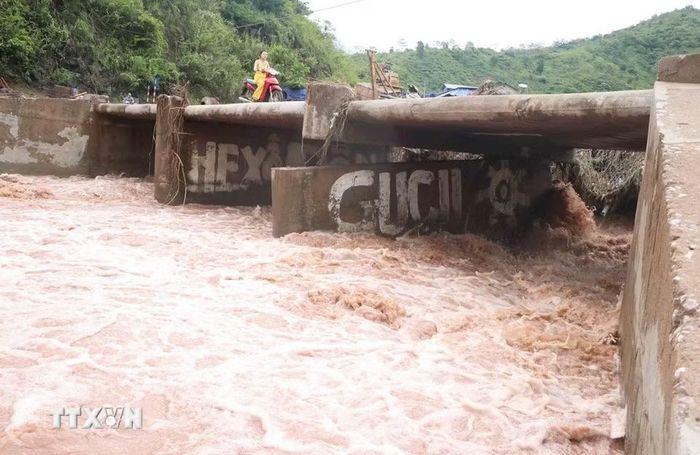 Cầu tràn Km19+200 thuộc tỉnh lộ 137 bắc qua suối Nậm Cuổi thuộc xã Nậm Mạ có thể đổ sập bất cứ lúc nào. (Ảnh: Nguyễn Oanh/TTXVN)