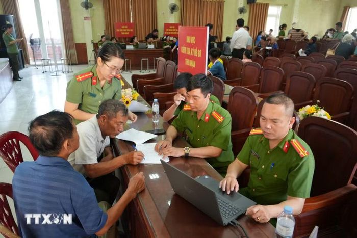 Đằng sau mỗi bộ hồ sơ được hoàn thiện không đơn thuần là thủ tục hành chính, mà đó là cả niềm mong mỏi, sự chờ đợi khắc khoải suốt nhiều thập kỷ của thân nhân các liệt sỹ. (Ảnh: Bích Huệ/TTXVN)