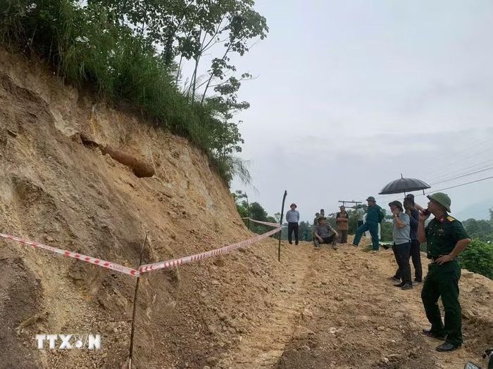 Phong tỏa khu vực phát hiện bom. (Ảnh: TTXVN phát)