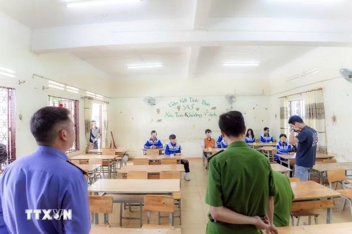 Cơ quan điều tra làm việc với nhóm học sinh tổ chức bạo lực học đường làm 1 nam sinh lớp 8 treo cổ tự tử. (Ảnh: TTXVN phát)