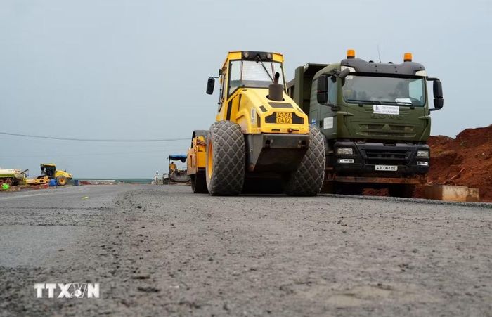 Máy móc thi công hệ thống giao thông nội cảng sân bay Long Thành. (Ảnh: Công Phong/TTXVN)