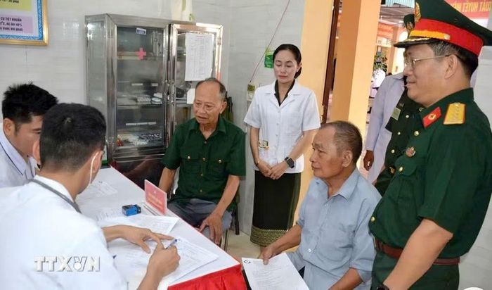 Đại tá Nguyễn An Giang, Giám đốc Bệnh viện Quân y 4 kiểm tra công tác khám chữa bệnh cho người dân. (Ảnh: Văn Tý/TTXVN)