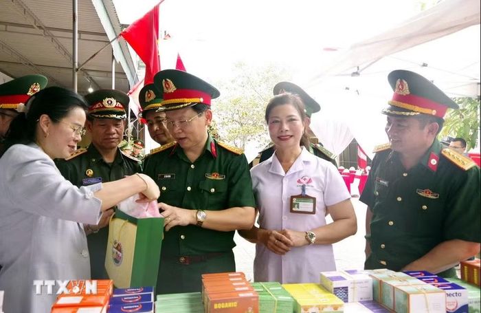 Chuẩn bị thuốc để cấp phát miễn phí cho người dân. (Ảnh: Văn Tý/TTXVN)