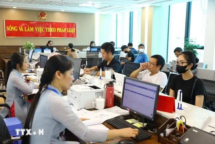 Người dân đến làm thủ tục hành chính tại Trung tâm phục vụ hành chính công xã Đông Anh (Hà Nội). (Ảnh: Quốc Lũy/TTXVN)