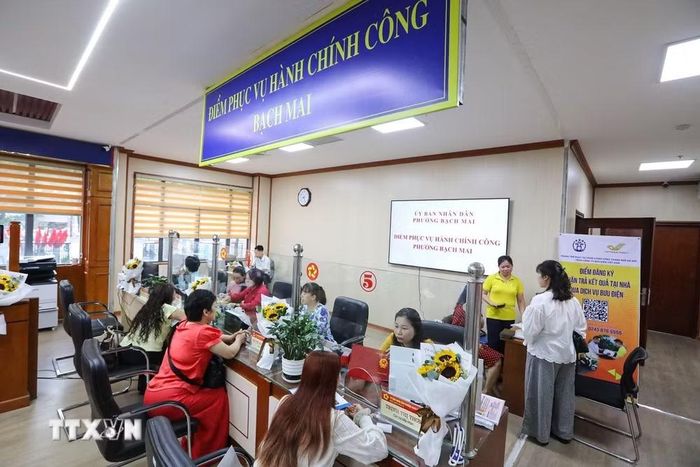 Người dân đến làm thủ tục hành chính tại phường Bạch Mai, Hà Nội. (Ảnh: Khánh Hòa/TTXVN)