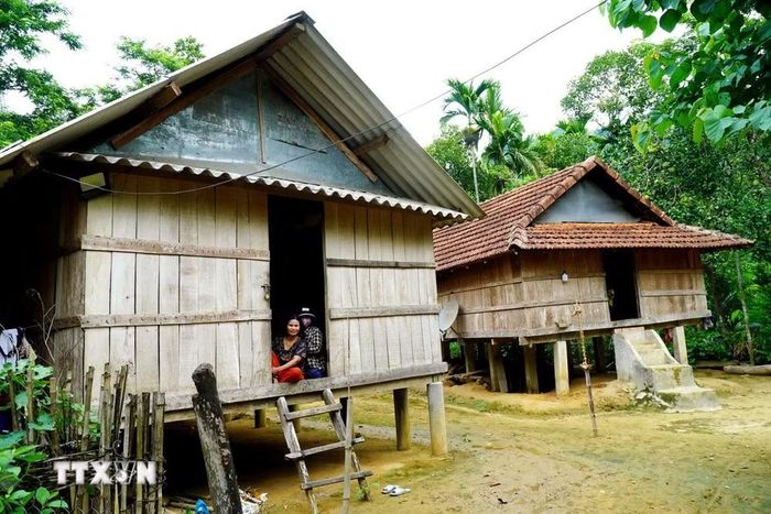 Với hơn 85% dân số là người đồng bào dân tộc thiểu số, việc tiếp cận khoản trợ cấp qua tài khoản ngân hàng còn nhiều hạn chế. (Ảnh: Lê Phước Ngọc/TTXVN)
