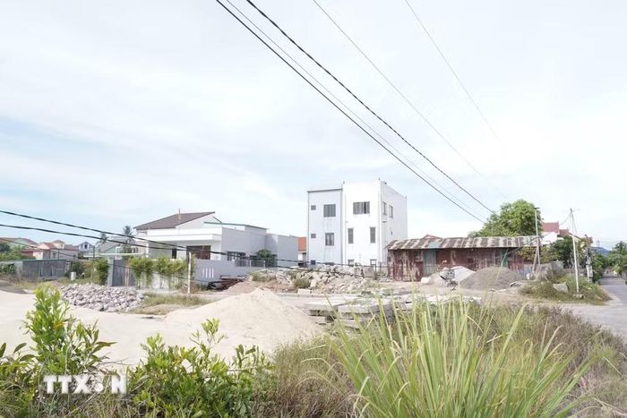 Để có điện sinh hoạt, người dân đã phải tự bỏ tiền để kéo đường dây dài hàng trăm mét, lắp cột tạm và mua vật tư để đấu nối điện từ khu dân cư khác. (Ảnh: Thanh Thủy/TTXVN)