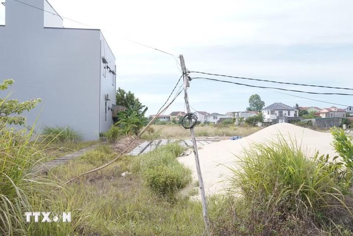 Một cột đỡ giá điện nghiêng ngả gây nguy cơ mất an toàn trên hành lang lưới điện và người đi đường, đặc biệt là trong mùa mưa bão. (Ảnh: Thanh Thủy/TTXVN)