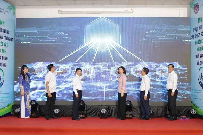 Các đại biểu thực hiện nghi thức nhấn nút chính thức ra mắt mô hình. (Ảnh: PV/Vietnam+)