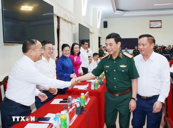 Đại tướng Phan Văn Giang, Ủy viên Bộ Chính trị, Phó Thủ tướng Chính phủ, Bộ trưởng Bộ Quốc phòng với các đại biểu. (Ảnh: Trọng Đức/TTXVN)