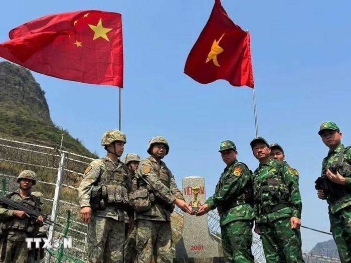 Đồn Biên phòng Lũng Cú - Bộ Chỉ huy Bộ đội Biên phòng tỉnh Hà Giang (cũ) phối hợp với Biên phòng khu vực huyện Phú Ninh, Quân Giải phóng Nhân dân Trung Quốc tuần tra song phương trên tuyến biên giới Việt-Trung. (Ảnh: TTXVN phát)