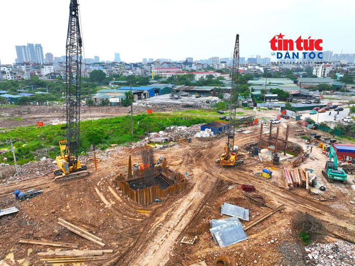 Trên công trường, nhiều máy khoan cọc nhồi, cẩu bánh xích, máy xúc cùng công nhân thi công liên tục để bù tiến độ bị chậm trong nhiều năm.