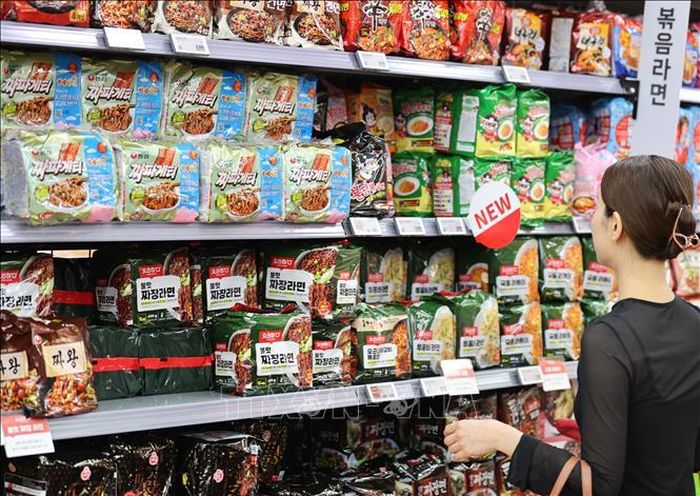 Mì gói (ramyeon) được bày bán tại siêu thị ở Seoul, Hàn Quốc. Ảnh minh họa: Yonhap/TTXVN