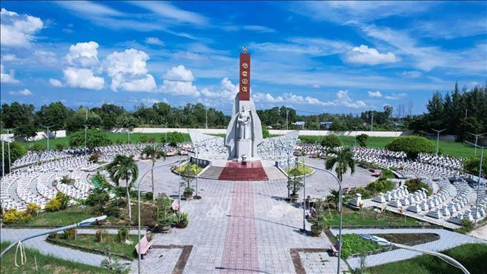 Nghĩa trang xã Trần Văn Thời (tỉnh Cà Mau). Ảnh: Văn Đông/TTXVN phát