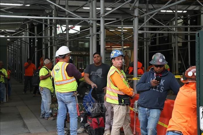 Công nhân xây dựng được sơ tán khỏi tòa nhà có nguy cơ mất an toàn kết cấu tại New York, Mỹ, ngày 7/7/2026. Ảnh: THX/TTXVN phát.
