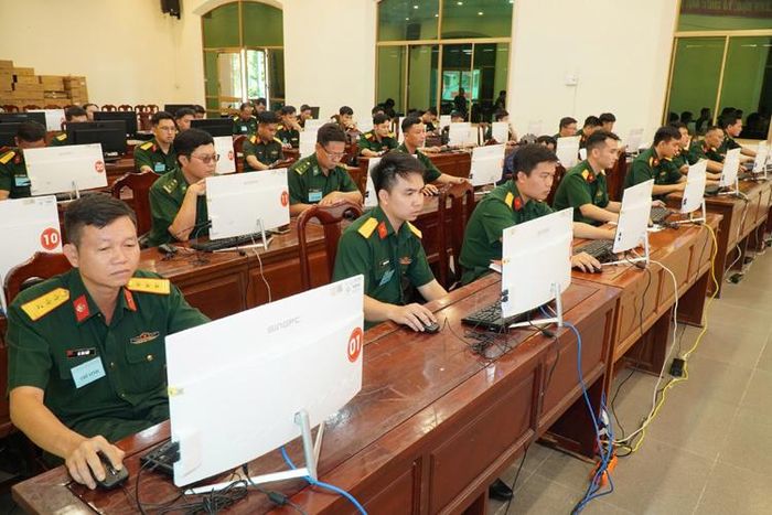 Các thí sinh tham dự phần thi lý thuyết tại Hội trường Phòng Chính trị.