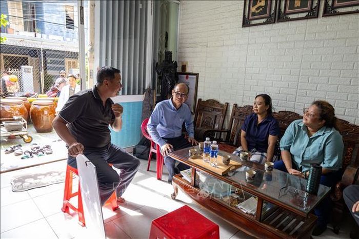 Ông Bùi Thanh Phú, Phó Chủ tịch Hội Làng nghề nước mắm Nam Ô, giới thiệu với du khách về lịch sử hàng trăm năm của nghề làm nước mắm và những nỗ lực gìn giữ di sản giữa nhịp phát triển đô thị.