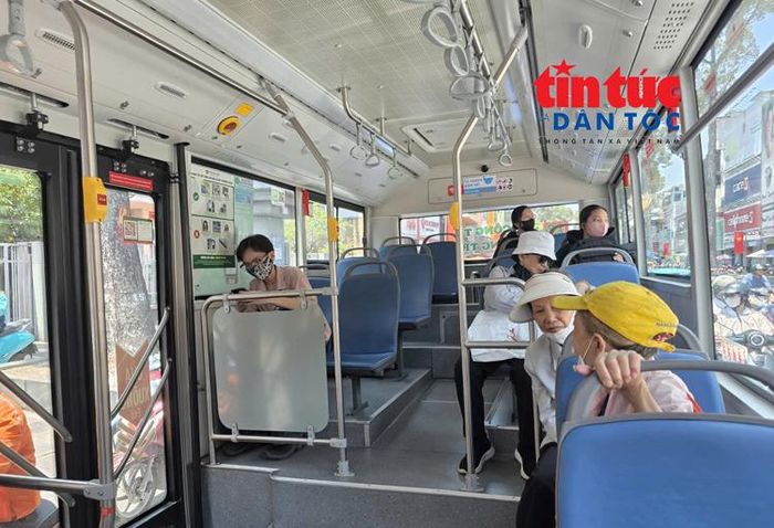 Miễn phí vé xe buýt, người dân tăng sử dụng giao thông công cộng.