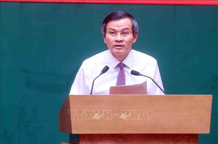 PGS.TS Đoàn Minh Huấn, Ủy viên Bộ Chính trị, Giám đốc Học viện Chính trị Quốc gia Hồ Chí Minh trình bày tham luận. Ảnh: Phạm Kiên/TTXVN
