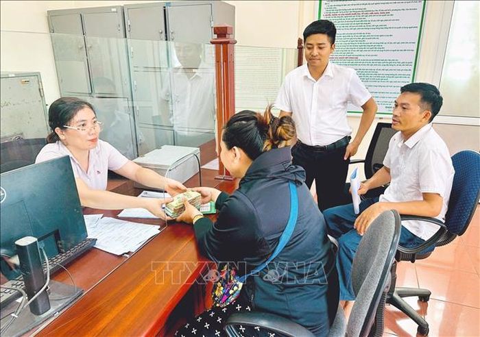 Khách hàng nhận vay vốn theo chương trình tín dụng nhà ở xã hội.