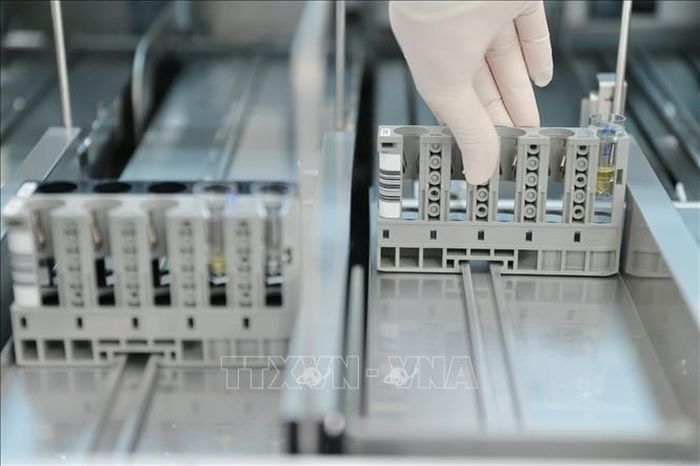 Tại phòng Xét nghiệm huyết học và truyền máu, bệnh viện được trang bị hệ thống Cobas pro - nền tảng xét nghiệm tích hợp thế hệ mới nhất dành cho các phòng xét nghiệm. Ảnh: Minh Quyết/ TTXVN