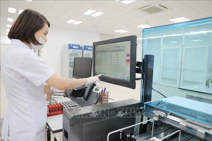 Tại phòng Xét nghiệm huyết học và truyền máu, bệnh viện được trang bị hệ thống Cobas pro - nền tảng xét nghiệm tích hợp thế hệ mới nhất dành cho các phòng xét nghiệm. Ảnh: Minh Quyết/ TTXVN