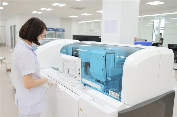 Tại phòng Xét nghiệm huyết học và truyền máu, bệnh viện được trang bị hệ thống Cobas pro - nền tảng xét nghiệm tích hợp thế hệ mới nhất dành cho các phòng xét nghiệm. Ảnh: Minh Quyết/ TTXVN