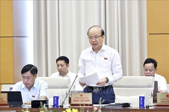 Chủ nhiệm Ủy ban Pháp luật và Tư pháp của Quốc hội Phan Chí Hiếu trình bày tóm tắt báo cáo thẩm tra. Ảnh: Doãn Tấn/TTXVN
