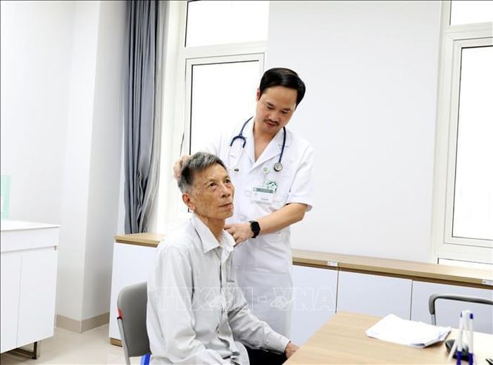 Tiến sĩ, bác sĩ Hoàng Trung Dũng, Phó Trưởng khoa Khám bệnh, Bệnh viện Bạch Mai trực tiếp khám cho bệnh nhân tại Bệnh viện Bạch Mai cơ sở Ninh Bình. Ảnh: Thanh Tuấn/TTXVN