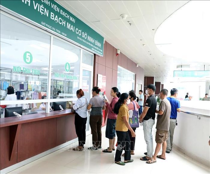 Các bệnh nhân xếp hàng mua thuốc tại quầy thuốc Bệnh viện Bạch Mai cơ sở Ninh Bình. Ảnh: Thanh Tuấn/TTXVN