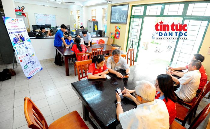 Các đội hình "Mùa hè số" ở phường Thông Tây Hội tích cự hỗ trợ người dân lớn tuổi cách cài đặt, sử dụng các phần mềm VNeID, VssID, Sổ tay đảng viên.