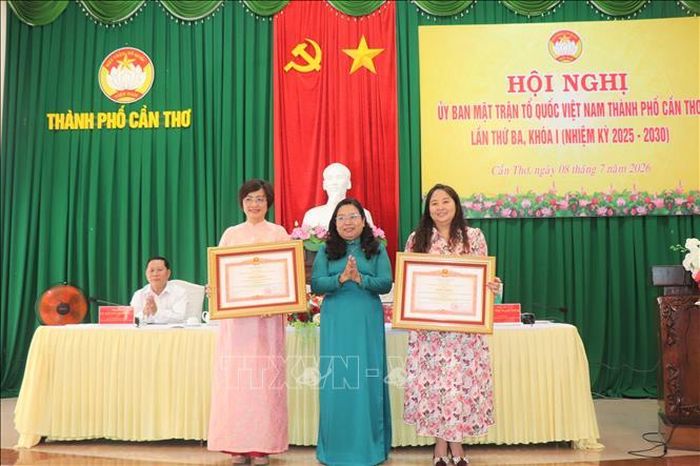 Bà Hồ Thị Cẩm Đào, Chủ tịch Ủy ban MTTQ Việt Nam thành phố Cần Thơ trao tặng Bằng khen của Thủ tướng Chính phủ cho 2 tập thể đã có nhiều đóng góp cho phong trào thi đua vận động “Vì người nghèo”. Ảnh: Thu Hiền/TTXVN