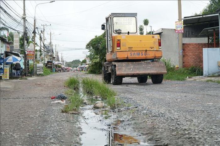 Đường Nguyễn Thái Học xuống cấp, hình thành rãnh nước dọc tuyến gây nguy hiểm cho người tham gia giao thông.