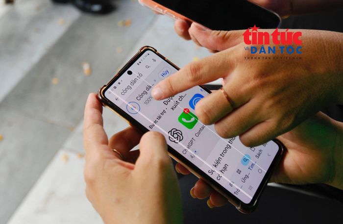 Hướng dẫn người dân cài đặt app "Công dân số TP Hồ Chí Minh" tại phường Bình Thạnh.