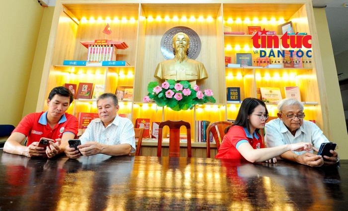 Các tình nguyện viên của đội hình "Mùa hè số" ở phường Thông Tây Hội luôn túc trực hỗ trợ người dân thực hiện các thủ tục hành chính trên môi trường số.