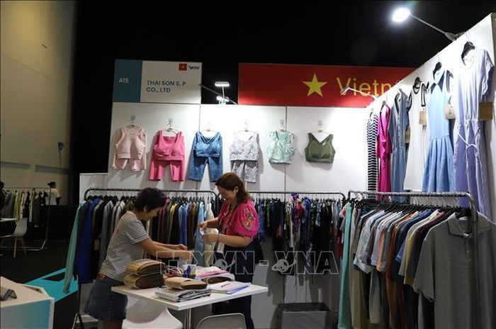 Khách tham quan gian hàng của doanh nghiệp Dệt may Thái Sơn tại Source Fashion 2026. Ảnh: Hữu Tiến/PV TTXVN tại Anh