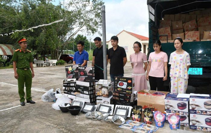 Các đối tượng cùng tang vật bị bắt giữ. Ảnh: CA