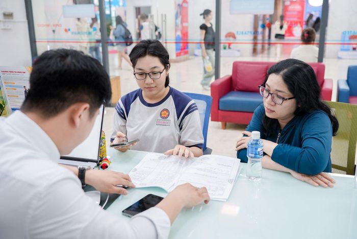 Phụ huynh học sinh đến tìm hiểu đăng ký nguyện vọng tại trường UEF. Ảnh: NT