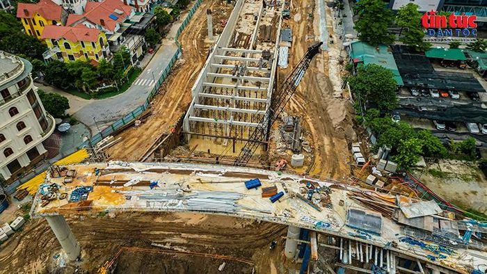 Khu vực hầm chui dài khoảng 975 m đang dần thành hình, với nhiều máy móc, thiết bị hoạt động trên công trường.