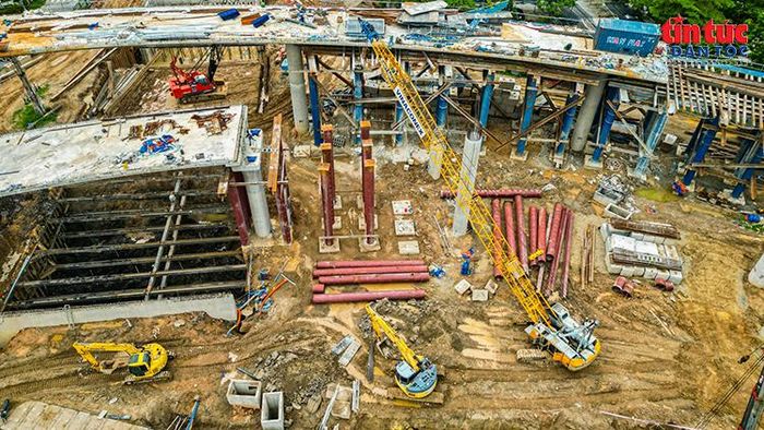Các đơn vị thi công tập trung nhân lực, máy móc để đẩy nhanh tiến độ các hạng mục cầu nhánh và hầm chui.