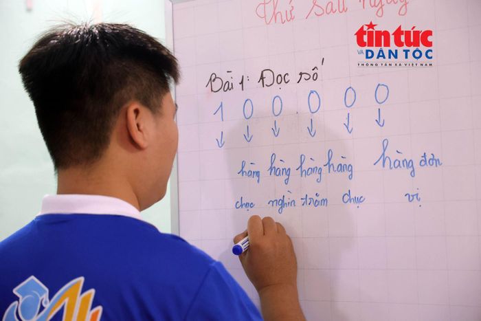 Anh Đặng Văn Minh Tiến, Bí thư Chi đoàn Khu phố 3 trực tiếp đứng lớp giảng dạy cho các em học sinh.