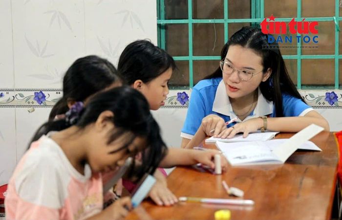 Đoàn Thị Diệu Linh hướng dẫn học Toán cho các em học sinh.