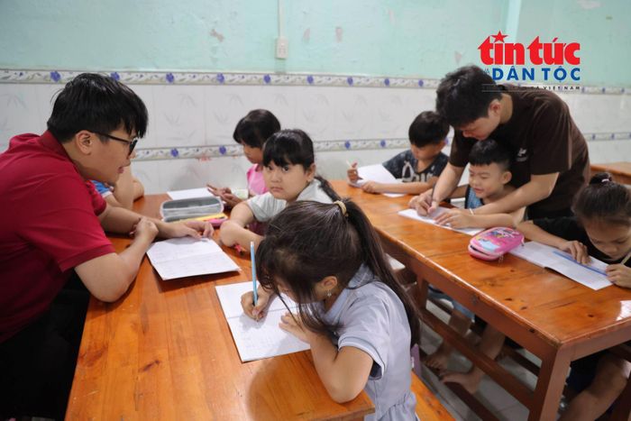 Các tình nguyện viên dạy học theo hình thức "một kèm một".