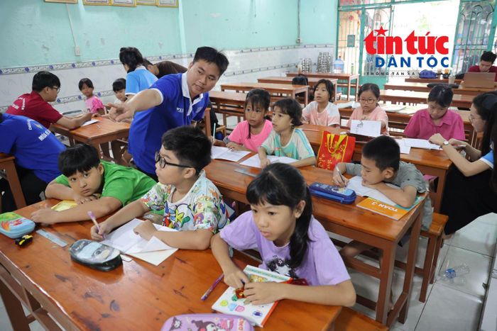 Các tình nguyện viên kiên nhẫn kèm từng em học Toán, Tiếng Việt cho các em học sinh.